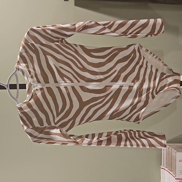 NEW! MICHAEL KORS Zebra Animal Print LS One-Piece Rash Guard Style Swimsuit 4. - Picture 4 of 5